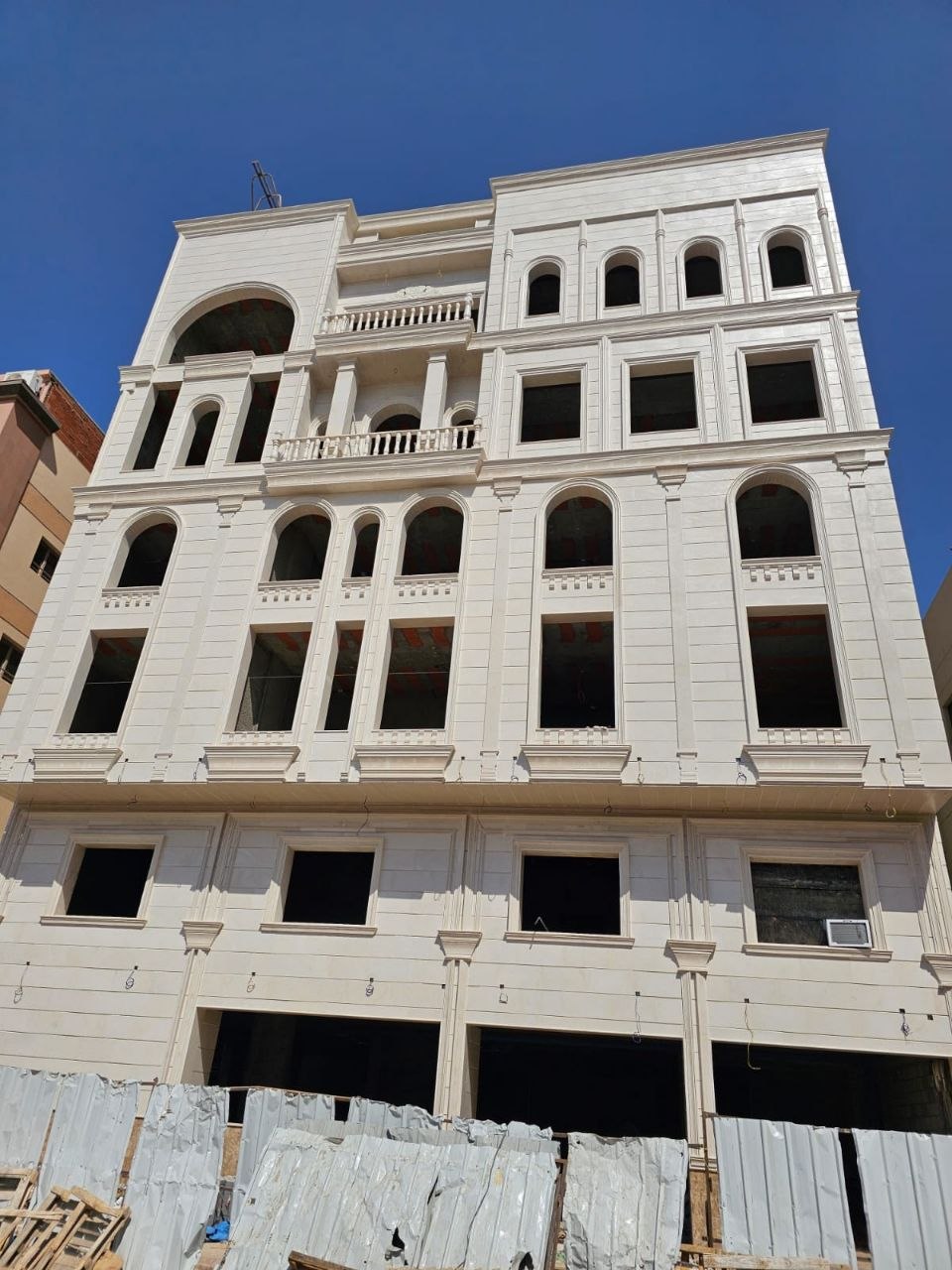 عمارة باوزير قبل التشطيب في مرحلة الهيكل