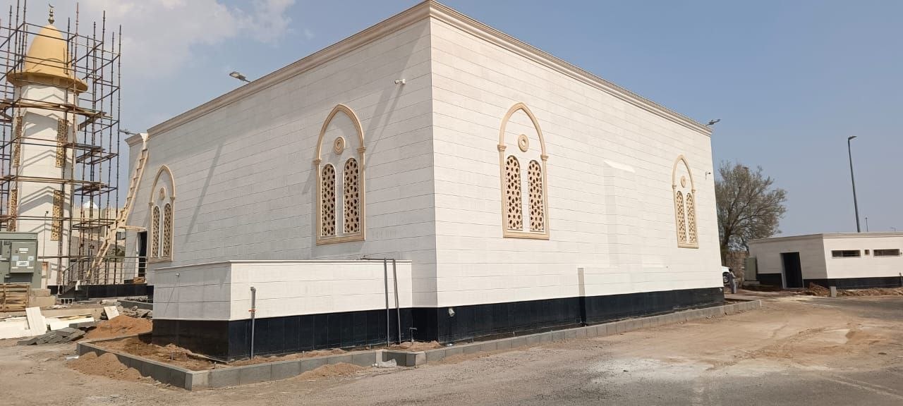 المسجد بعد التشطيب بزخارفه ونوافذه المقوسة والمئذنة المذهّبة