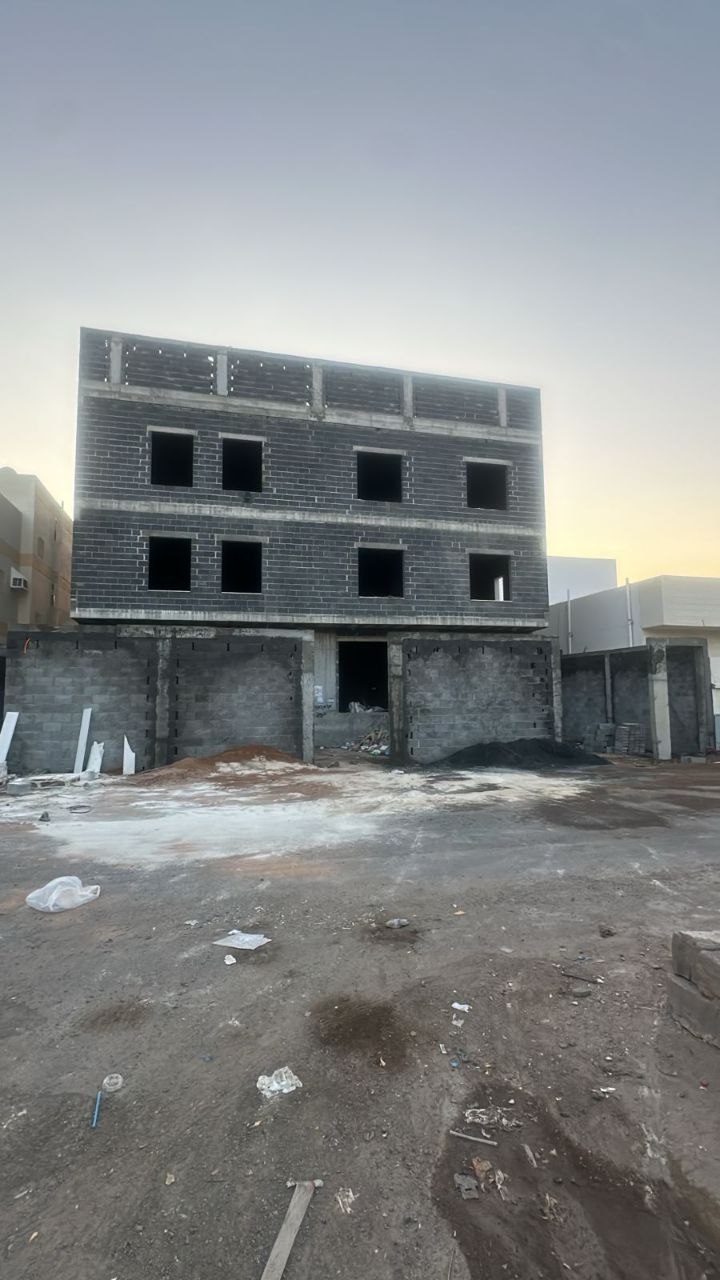 الفيلا قبل التشطيب: بلوك رمادي بأعمدة خرسانية وفتحات نوافذ مفتوحة